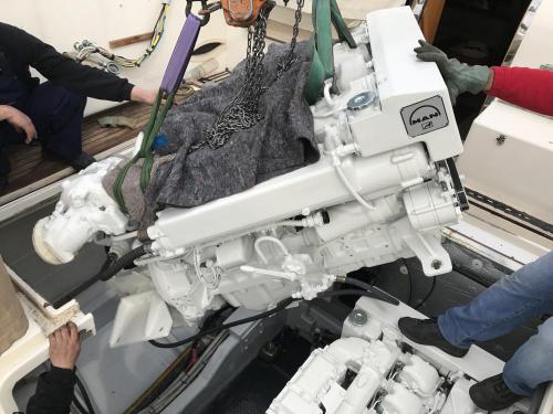 Παράδοση κινητήρα man μετά από επισκευή και τοποθέτηση του κινητήρα man στο σκάφος.